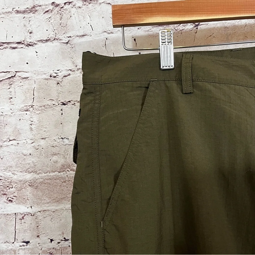 The North Face Green 2 in 1 Convertible Zip Nylon Hiking Pants